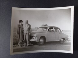 Régi fotó házaspár a Wartburg 311 előtt 1960-as évek eleje