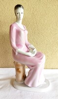 Hollóházi ülő nő porcelán figura