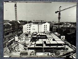 A Budapesti East-West Business Center építkezése - Borbíró László fotó 1990 / tűzfalon FIDESZ