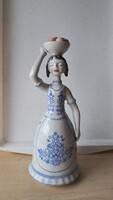 Hollóházi porcelán, almás tálat tartó női figura.