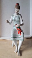 Hollóházi porcelán, paprikát fűző női figura.