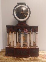 Empire jelegű 7 oszlopos tükörbetétes mozgó asztalióra