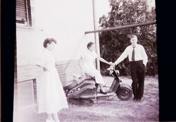 Régi fotónegativ 1950-es évek NSU Lambretta robogó nők vintage életkép 60401