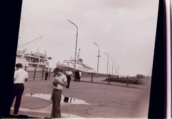 Régi fotónegatív - 1970-es évek kikötő jelenet utasszállító hajó rakpart életkép  260401