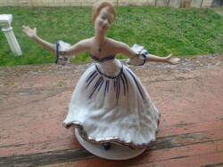 Wallendorf stilusú Porcelán Balerina közepes méretű figura cca 18 cm .