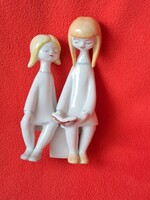 Hollóházi art deco padon ülő, olvasó lányok porcelán figura