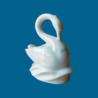 Fehér porcelán hattyú figura