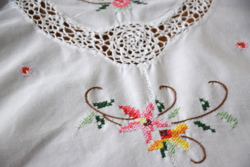 Régi Hatalmas csodás hímzett horgolt betétes ünnepi nagy terítő asztalterítő abrosz 162 x 127