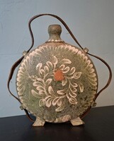 20.sz. eleji,  mázas kerámia kulacs. 23cm magas.  Egyik lábán kis lepattanás!  Szép,  ritka darab.