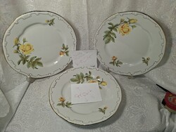 Zsolnay sárgarózsás, tollazott, lapostányér pótlásra.