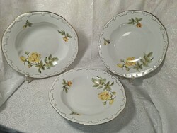 Zsolnay sárgarózsás, tollazott, mélytányér pótlásra.