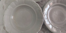 Antik 6 db fehér Zsolnay vastag porcelán tányérok vegyesen: indamintás paraszt tányér,virágos,sima,