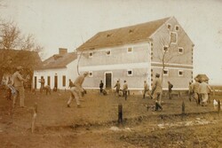 Gyakorlatozó katonák  - antik fotó képeslap,  Szerém megye KuK Feldpost  Bp-re  191?