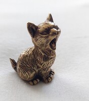 Miniatűr  réz ásító cica figura