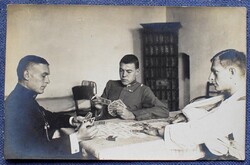 Kártyázó , sérült katonák, Pataky hadnagy aláírásssal - antik fotó képeslap  1917