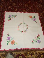 Kézi hímzésű terítő a magyar népművészet hagyományos motívumait mutatja be,