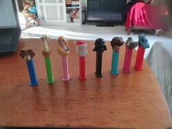 PEZ cukorka adagoló, több fajta figura.