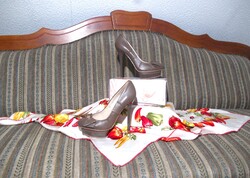 1 X viselt női Designer  bőr cipő  37 es ..