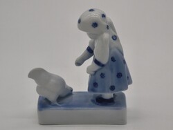 ZSOLNAY tyúkot etető ANNUSKA  porcelán figura