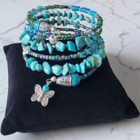 Türkiz kövekből készült 6 cm átmérőjű többsoros rugalmas karkötő, türkiz karperec