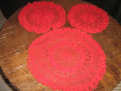 Aranyos horgolt bordó kerek csipke terítő 3 db