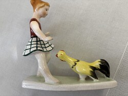 Bodrogkeresztúri lány kakassal figura