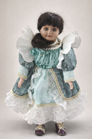 Viktoriánus stílusú porcelán baba 40 cm – 9327A, díszes ruhában, mutatós darab