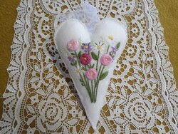 Hófehér hímzett virágos gyapjú filc szív, dekoráció.,-ajtó,-ablak,-kilincs függődísz.