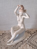 Hollóházi fésülködő figura