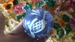 Retro , üveg karácsonyfadísz alapvetően jó állapotban  . Kb 7 cm-es , festett gömb .