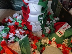 Rajongói kalap és nyakba akasztható virág lánc