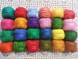 24 db gyöngyhímzőcsomag.