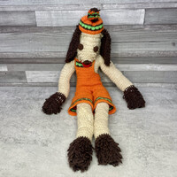 Kézzel készített horgolt retro narancssárga ruhás kutya