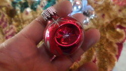 Retro , üveg karácsonyfadísz alapvetően jó állapotban  . Kb 3,5 cm-es reflexes gömb .