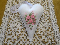 Hófehér hímzett virágos gyapjú filc szív, dekoráció.,-ajtó,-ablak,-kilincs függődísz.