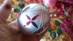 Retro , üveg karácsonyfadísz alapvetően jó állapotban  . Kb 7 cm-es , festett gömb .