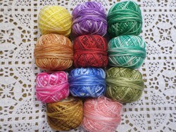 11 db multicolor gyöngyhímző csomag.