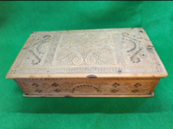 Debreceni népművészeti kézzel vésett ,bőr ,és üveggyöngy berakásos díszdoboz  20 sz eleje