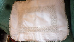 50 x 35 cm-es , csipkebetétes , monogramos , fodros , régi párnahuzat . Sajnos hátul foltos .