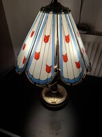 Tiffany stílusú üveg búrás tulipános asztali lámpa