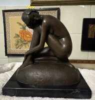 Romantikus női akt bronz kisplasztika