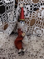 Retró porcelánfejű csíptethető Harlekin bohóc, retró autóablak dísz.