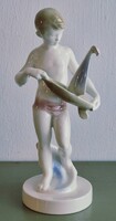 Vintage Csehszlovák Jihokera fiú vitorlás hajóval, figurás kerámia dísztárgy – Ritka, gyűjtői darab