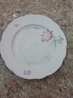 Régi porcelán Zsolnay tányér képeken látható állapotban.Akció Aukció több száz termék vegye vigye