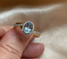 Gold ring with diamonds and aquamarine. NEW.