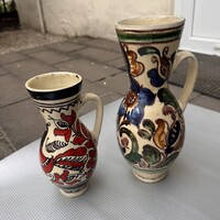 2 db Karondi népi kancsó 26 és 20 cm magas, korondi mázas edény, krondi (Erdély) népi kerámia