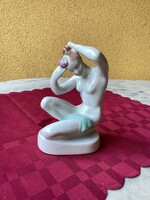 Aquincumi kézi festésű fésülködő porcelán akt figura.