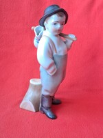 Régi, pajzspecsétes Zsolnay korsós fiú / vándor porcelán figura, Sinkó András terve