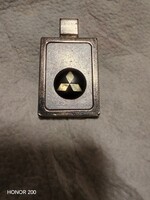 Mitsubishi kulcstartó. Három gyémánt embléma. Mitsubishi embléma.