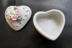 Régi szív alakú rózsadísszel ellátott porcelán ékszertartó doboz
